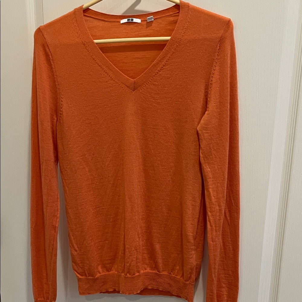 Uniqlo women pure new wool v neck sweater